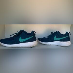 Nike Tennis Shoes